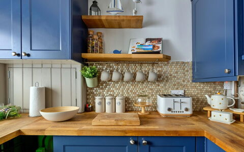 Brigwyn: Keuken, Meubilair, Cabinetry, Toestel Van De Keuken, Tableware, Countertop, Interieur Ontwerp, Kast, Kamer
