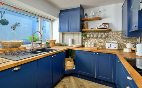 Brigwyn: Keuken, Cabinetry, Hout, Meubilair, Interieur Ontwerp, Toestel Van De Keuken, Countertop, Flooring, Verlichting, Major Appliance