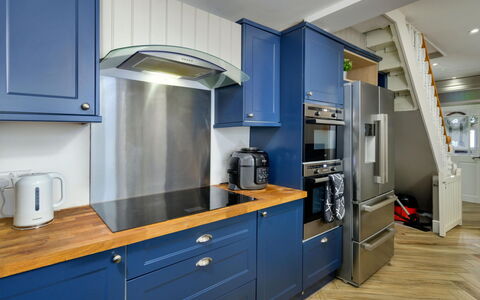 Brigwyn: Flooring, Hout, Cabinetry, Interieur Ontwerp, Meubilair, Verdieping, Plafond, Keuken, Toestel Van De Keuken, Major Appliance