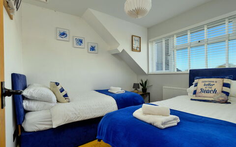 Brigwyn: Meubilair, Interieur Ontwerp, Slaapkamer, Bed, Bed Frame, Bedding, Hoofdkussen, Laken, Hotel, Lamp