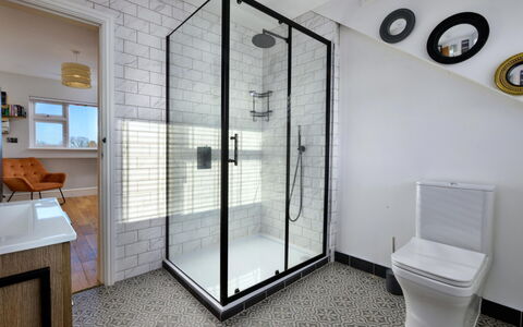 Brigwyn: Muur, Badkamer, Loodgieterswerkinrichting, Flooring, Interieur Ontwerp, Verdieping, Loodgieter, Tegel, Deur Van De Douche, Douche