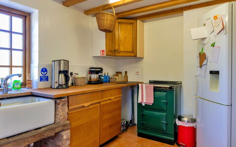 Waen Farm Cottage: Keuken, Hout, Toestel Van De Keuken, Countertop, Major Appliance, Flooring, Cabinetry, Interieur Ontwerp, Meubilair, Kamer