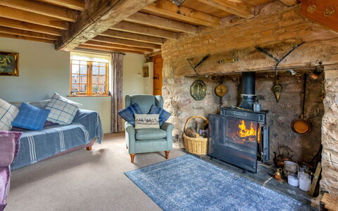Waen Farm Cottage: Hout, Huis, Meubilair, Huis, Verblijf, Hardwood, Schoorsteen, Stoel, Boerderij, Woonkamer