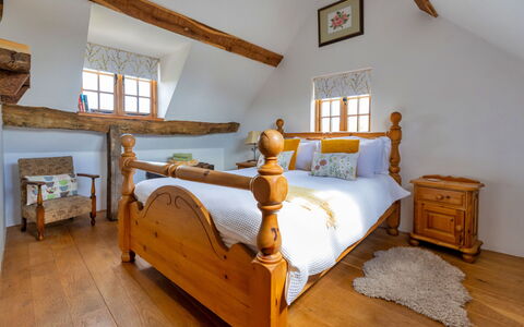 Waen Farm Cottage: Bed, Slaapkamer, Hout, Meubilair, Bedding, Laken, Huis, Huis, Interieur Ontwerp, Bed Frame