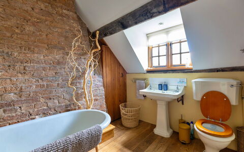 Waen Farm Cottage: Muur, Loodgieterswerkinrichting, Hout, Flooring, Badkamer, Interieur Ontwerp, Verdieping, Kraan, Loodgieter, Verlichting