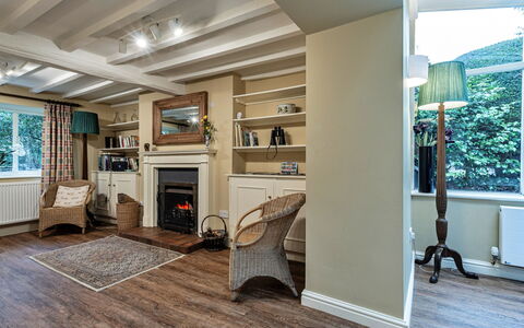 Dolhyfryd Lodge: Meubilair, Interieur Ontwerp, Flooring, Muur, Hout, Verdieping, Plafond, Kamer, Woonkamer, Verlichting