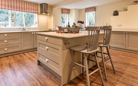 Dolhyfryd Lodge: Meubilair, Flooring, Interieur Ontwerp, Cabinetry, Hout, Verdieping, Keuken, Countertop, Houten Vloer, Plafond