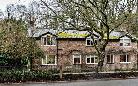 Dolhyfryd Lodge: Afdeling, Muur, Gebouw, Venster, Huis, Woongebied, Buurt, Huis, Takje, Menselijke Nederzetting
