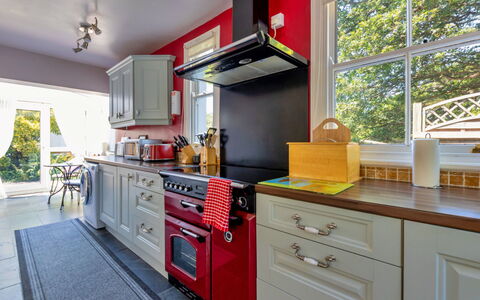 Wern Cottage: Keuken, Toestel Van De Keuken, Major Appliance, Interieur Ontwerp, Fornuis, Meubilair, Fornuis, Cabinetry, Countertop, Gasfornuis