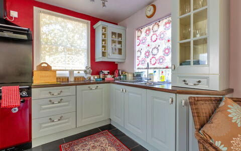 Wern Cottage: Keuken, Interieur Ontwerp, Toestel Van De Keuken, Countertop, Cabinetry, Meubilair, Major Appliance, Hout, Flooring, Plafond