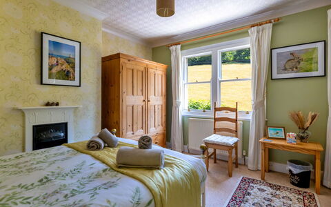 Wern Cottage: Meubilair, Bed, Slaapkamer, Interieur Ontwerp, Muur, Laken, Hout, Bedding, Flooring, Plafond