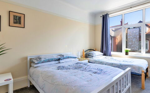 Colwyn Bay 646: Bed, Meubilair, Slaapkamer, Bedding, Interieur Ontwerp, Laken, Hout, Verdieping, Kamer, Linens