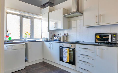 Colwyn Bay 646: Toestel Van De Keuken, Keuken, Countertop, Major Appliance, Cabinetry, Interieur Ontwerp, Huishoudapparatuur, Flooring, Fornuis, Plafond