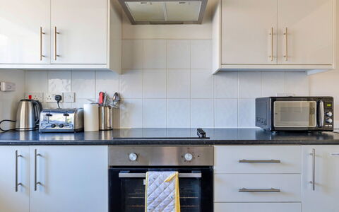 Colwyn Bay 646: Toestel Van De Keuken, Keuken, Countertop, Major Appliance, Cabinetry, Flooring, Interieur Ontwerp, Huishoudapparatuur, Hout, Meubilair