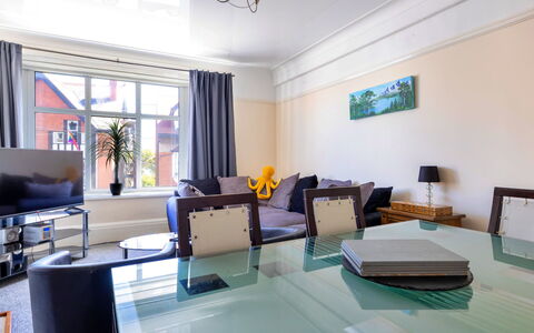 Colwyn Bay 646: Meubilair, Interieur Ontwerp, Flooring, Verdieping, Plafond, Bankstel, Kamer, Verlichting, Tafel, Woonkamer