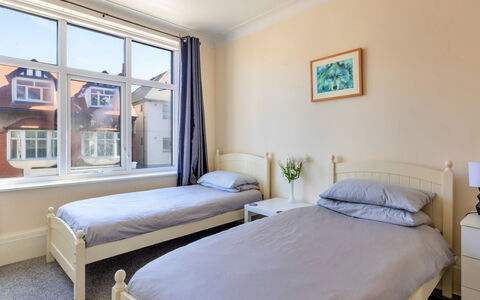 Colwyn Bay 646: Interieur Ontwerp, Slaapkamer, Hout, Meubilair, Verdieping, Bed, Flooring, Kamer, Bedding, Plafond