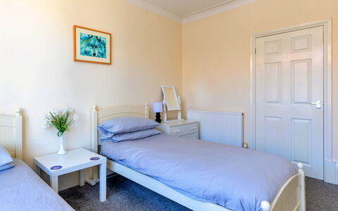Colwyn Bay 646: Slaapkamer, Bed, Meubilair, Hout, Interieur Ontwerp, Laken, Verdieping, Bedding, Flooring, Kamer