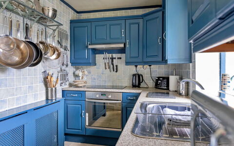 Ty Pen Y Bryn, Castle Views: Blauw, Keuken, Cabinetry, Toestel Van De Keuken, Countertop, Interieur Ontwerp, Major Appliance, Meubilair, Flooring, Hout