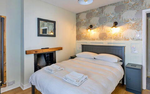 Ty Pen Y Bryn, Castle Views: Bed, Slaapkamer, Interieur Ontwerp, Muur, Bedding, Laken, Hout, Plafond, Meubilair, Verdieping