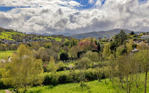 Ty Pen Y Bryn, Castle Views: Lucht, Bergachtig Landvormen, Boom, Gras, Natuur, Groen, Wolk, Heuvel, Berg, Vegetation
