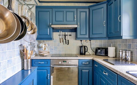 Ty Pen Y Bryn, Castle Views: Blauw, Cabinetry, Keuken, Toestel Van De Keuken, Meubilair, Interieur Ontwerp, Countertop, Hout, Flooring, Lade