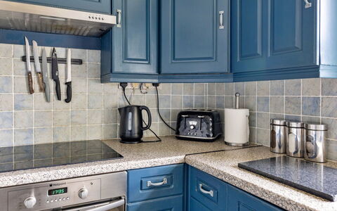 Ty Pen Y Bryn, Castle Views: Blauw, Keuken, Toestel Van De Keuken, Cabinetry, Countertop, Major Appliance, Flooring, Interieur Ontwerp, Meubilair, Lade