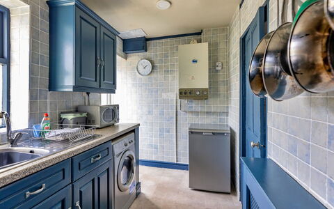 Ty Pen Y Bryn, Castle Views: Major Appliance, Flooring, Interieur Ontwerp, Wasmachine, Keuken, Verdieping, Countertop, Cabinetry, Toestel Van De Keuken, Wasruimte