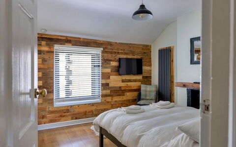 Ty Pen Y Bryn, Castle Views: Muur, Hout, Meubilair, Interieur Ontwerp, Plafond, Slaapkamer, Verdieping, Bed, Huis, Flooring