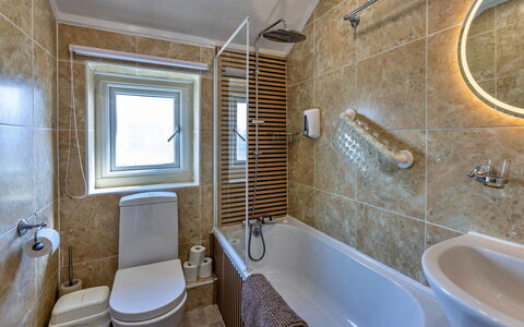 Ty Pen Y Bryn, Castle Views: Badkamer, Loodgieterswerkinrichting, Bad, Muur, Flooring, Interieur Ontwerp, Toilet, Wastafel, Verdieping, Kraan