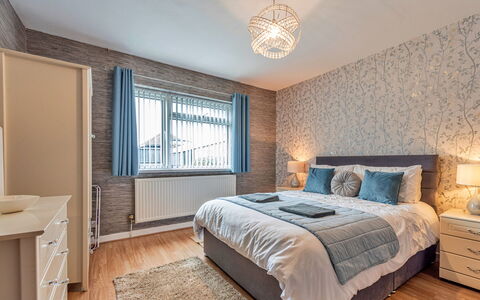 Hafan Traeth: Bed, Interieur Ontwerp, Slaapkamer, Bedding, Meubilair, Laken, Plafond, Hout, Flooring, Verdieping