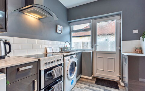 Hafan Traeth: Wasmachine, Major Appliance, Toestel Van De Keuken, Wasdroger, Flooring, Interieur Ontwerp, Huishoudapparatuur, Keuken, Wasruimte, Verdieping