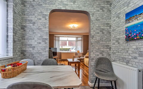 Hafan Traeth: Muur, Flooring, Interieur Ontwerp, Verdieping, Plafond, Meubilair, Steen, Bankstel, Kamer, Woonkamer