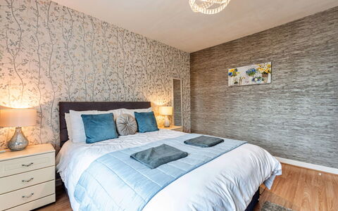 Hafan Traeth: Bed, Meubilair, Interieur Ontwerp, Slaapkamer, Flooring, Verdieping, Bedding, Laken, Hout, Plafond