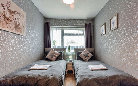 Hafan Traeth: Interieur Ontwerp, Slaapkamer, Muur, Bed, Verdieping, Meubilair, Hout, Flooring, Laken, Plafond