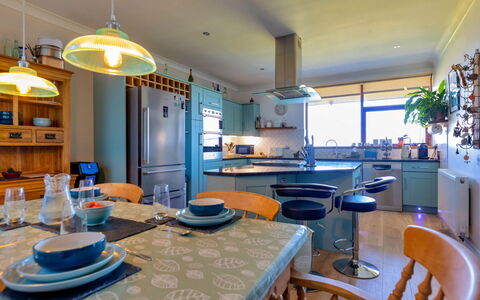 Yr Ardd Bellaf: Meubilair, Interieur Ontwerp, Keuken, Countertop, Flooring, Plafond, Hout, Lichte Inrichting, Verdieping, Cabinetry