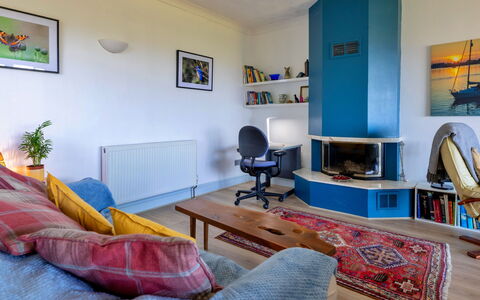 Yr Ardd Bellaf: Meubilair, Interieur Ontwerp, Flooring, Verdieping, Bankstel, Hout, Kamer, Plafond, Woonkamer, Verlichting