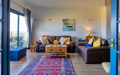 Yr Ardd Bellaf: Meubilair, Interieur Ontwerp, Flooring, Bankstel, Verdieping, Hout, Kamer, Woonkamer, Plafond, Tafel