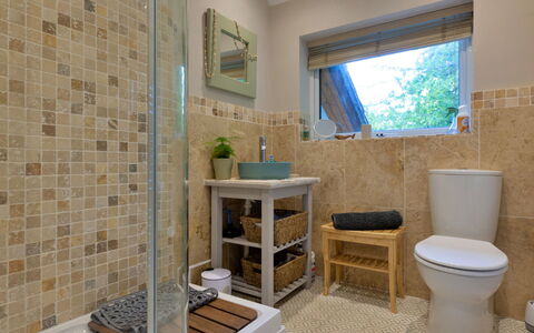 Yr Ardd Bellaf: Badkamer, Loodgieterswerkinrichting, Flooring, Muur, Interieur Ontwerp, Wc Bril, Toilet, Verdieping, Wastafel, Wastafel In De Badkamer