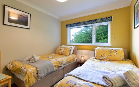 Yr Ardd Bellaf: Bed, Slaapkamer, Bedding, Meubilair, Laken, Interieur Ontwerp, Hout, Linens, Verdieping, Kamer