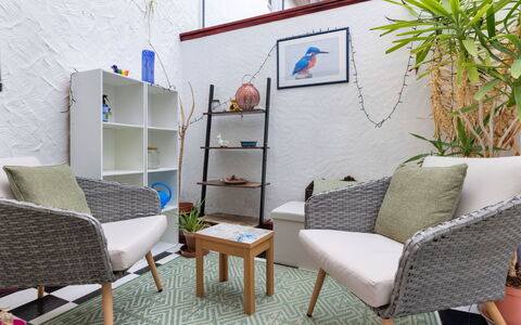 Yr Ardd Bellaf: Meubilair, Interieur Ontwerp, Stoel, Kussen, Kamer, Woonkamer, Bloempot, Verdieping, Huis, Kussen Gooien