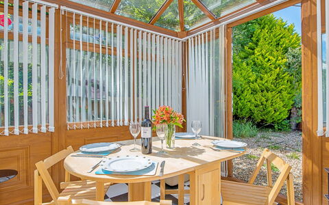 Morwen: Hout, Interieur Ontwerp, Meubilair, Veranda, Eco Hotel, Beits, Glas, Hardwood, Schaduw, Plafond