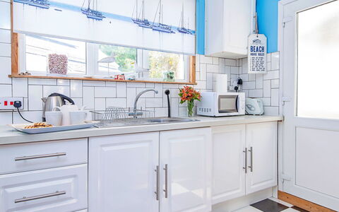 Morwen: Keuken, Interieur Ontwerp, Countertop, Cabinetry, Flooring, Toestel Van De Keuken, Meubilair, Major Appliance, Verlichting, Verdieping