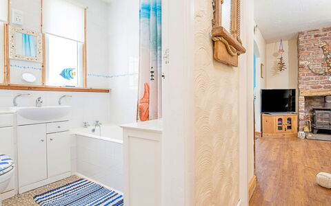 Morwen: Flooring, Interieur Ontwerp, Verdieping, Plafond, Kamer, Huis, Loodgieterswerkinrichting, Deur, Lichte Inrichting, Badkamer