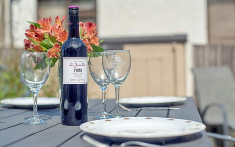 Morwen: Fles, Barware, Tafel, Glazen Fles, Meubilair, Tableware, Wijn, Wijnfles, Drinkware
