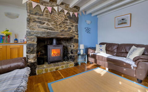 Penrhos Sea Cottage: Hout, Meubilair, Flooring, Haard, Huis, Verblijf, Woonkamer, Hardwood, Beits