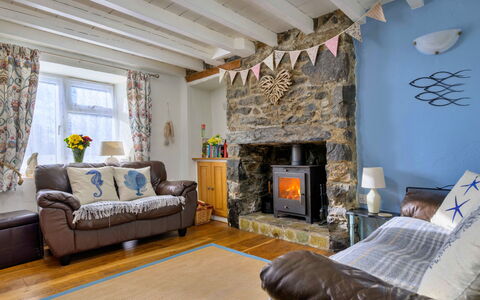 Penrhos Sea Cottage: Meubilair, Interieur Ontwerp, Hout, Flooring, Verdieping, Kamer, Verlichting, Woonkamer, Huis, Plafond