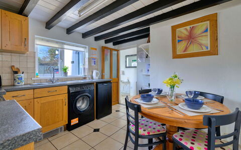 Penrhos Sea Cottage: Flooring, Interieur Ontwerp, Meubilair, Verdieping, Plafond, Countertop, Kamer, Verlichting, Huis, Keuken