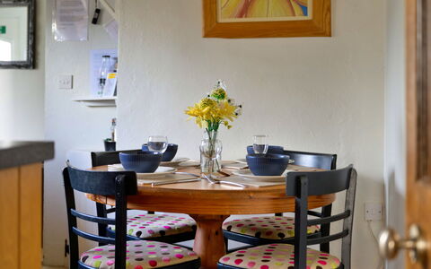 Penrhos Sea Cottage: Meubilair, Interieur Ontwerp, Tafel, Stoel, Eetkamer, Hout, Geel, Flooring, Keuken En Eettafel, Verlichting