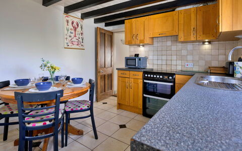 Penrhos Sea Cottage: Flooring, Meubilair, Countertop, Interieur Ontwerp, Keuken, Verdieping, Cabinetry, Kamer, Tegel, Plafond