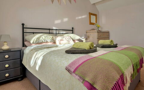 Penrhos Sea Cottage: Bed, Meubilair, Bedding, Slaapkamer, Laken, Interieur Ontwerp, Linens, Hout, Flooring, Textiel